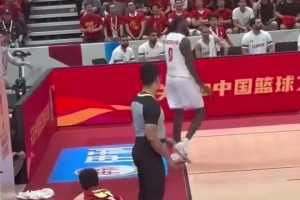 场边球迷视角：昨晚一球迷拿球扔向场内，险些砸中杨瀚森