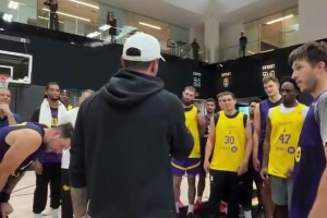 这...这就进球了小伙比赛中后场随手一丢命中超远距离三分